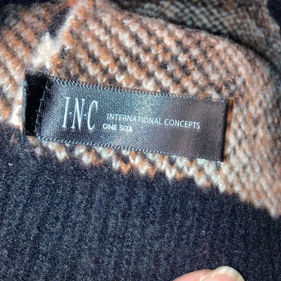 Leopard Print Wool Beanie with Pom Pom - Black and Red - Picture 2 of 5